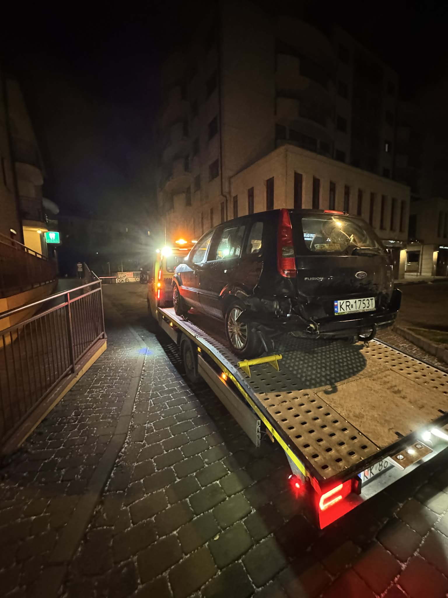 Transport lawetą pojazdu uszkodzonego w Krakowie