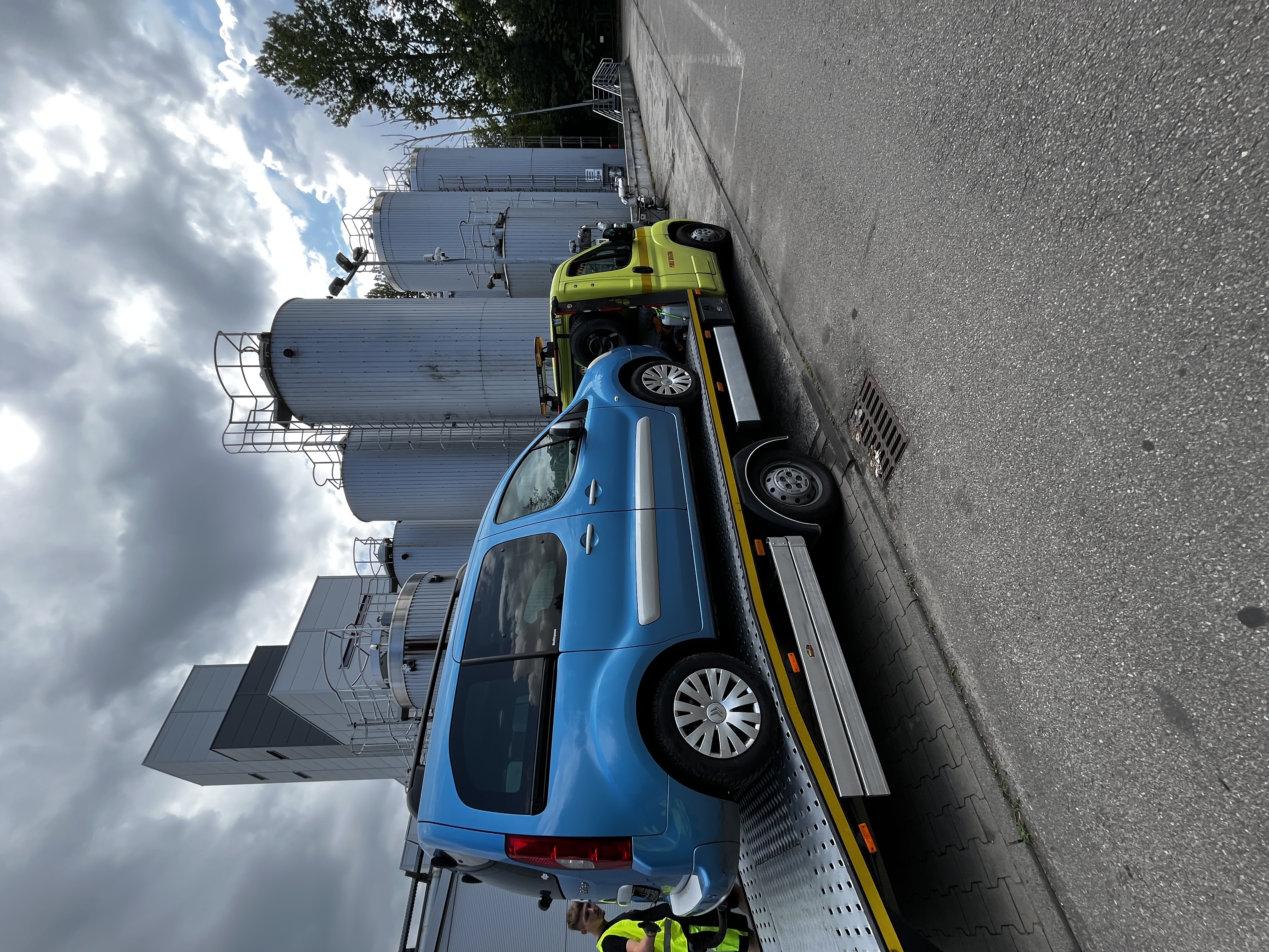 Laweta przewóz samochodu